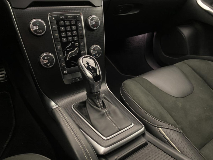 Volvo V40 T3 R-DESIGN AUT REZERVACE