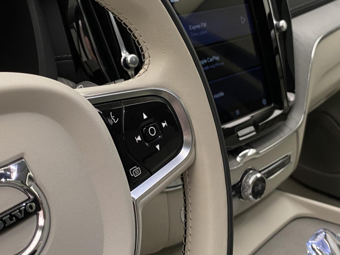 Volvo XC60 B4 AWD ULTIMATE DARK REZERVACE