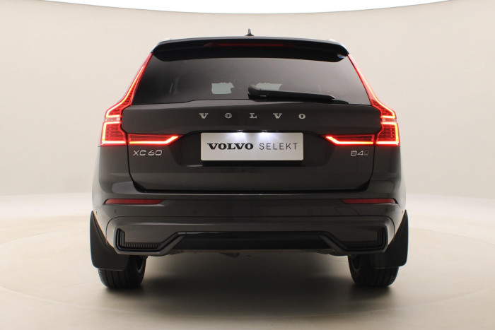 Volvo XC60 B4 AWD DARK PLUS AUT 1.maj