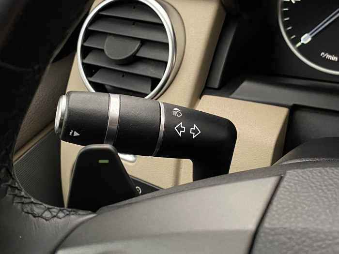 Land Rover Discovery 3.0 AWD SDV6 HSE REZERVACE