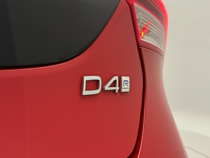 Volvo V40 D4 R-DESIGN REZERVACE 2.0 d