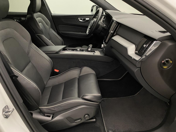 Volvo XC60 B5 AWD R-DESIGN REZERVACE