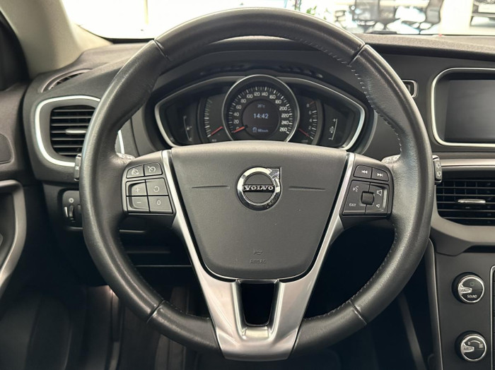 Volvo V40 T2 BLACK EDITION REZERVACE 2.0 Edition