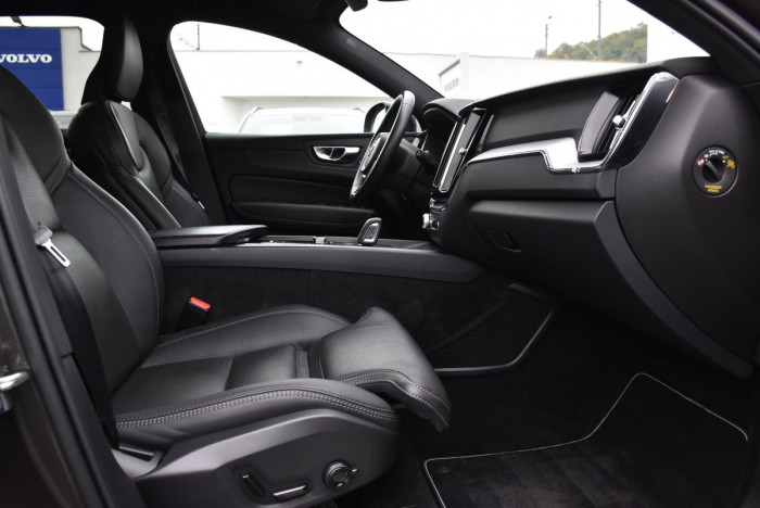 Volvo XC60 B5 AWD R-Design REZERVACE