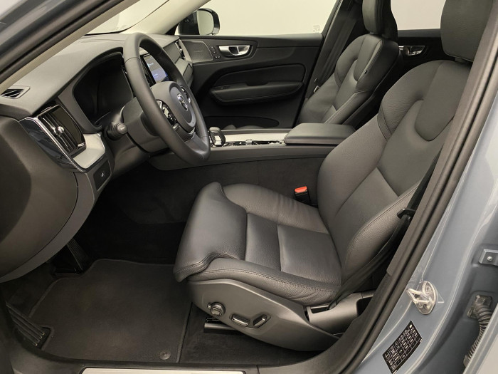 Volvo XC60 B4 AWD PLUS DARK REZERVACE