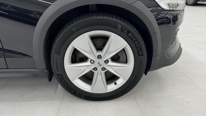 Volvo V60 B4 CROSS COUNTRY REZERVACE