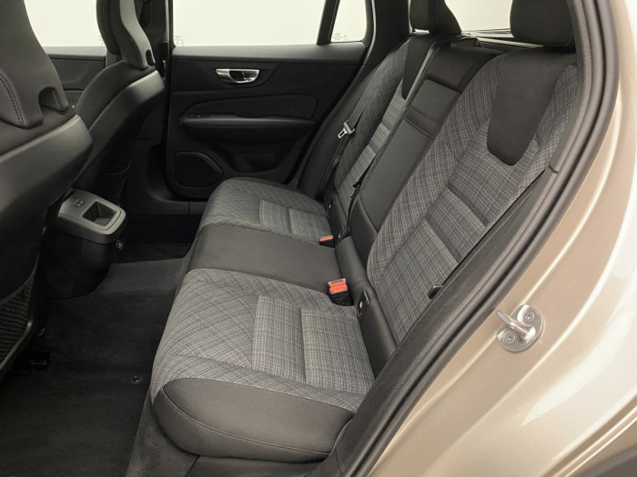 Volvo V60 CC B4 AWD MOMENTUM REZERVACE 2.0 CC CC Momentum