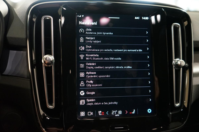 Volvo XC40 PURE ELECTRIC TWIN - Rezervace