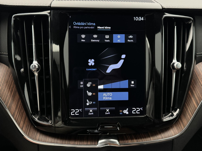 Volvo XC60 B4 AWD MOMENTUM CZ 1.maj 2.0 Momentum
