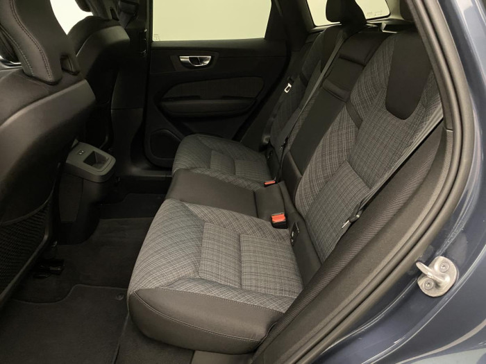 Volvo XC60 B4 MOMENTUM AUT REZERVACE 2.0 Momentum