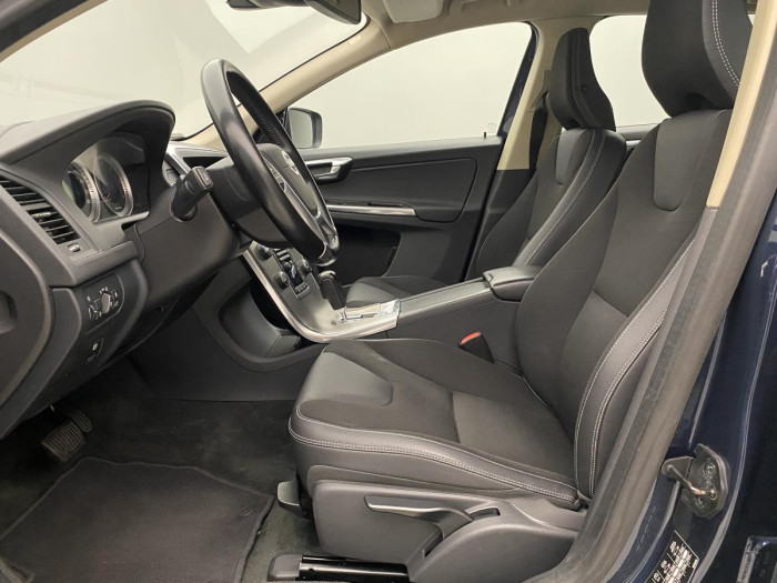 Volvo XC60 D5 AWD MOMENTUM REZERVACE 2.4 d Momentum