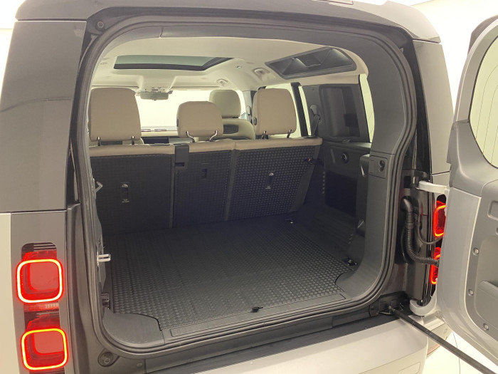 Land Rover Defender 110 P400 SE AWD AUT REZERVACE 3.0 SE