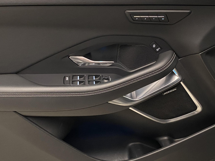 Jaguar E-Pace P300 AWD R-DYNAMIC REZERVACE 2.0 Dynamic