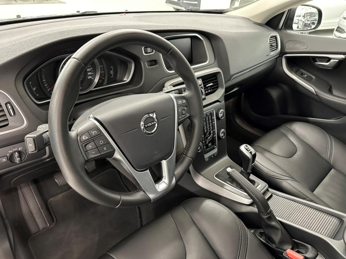 Volvo V40 D2 BLACK EDITION REZERVACE 2.0 d Edition