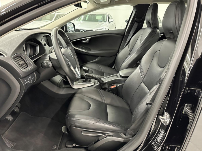 Volvo V40 D2 BLACK EDITION REZERVACE 2.0 d Edition