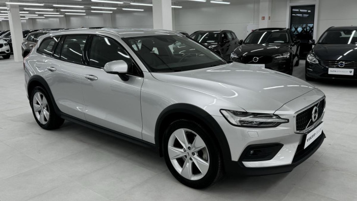 Volvo V60 CROSS COUNTRY B4 REZERVACE