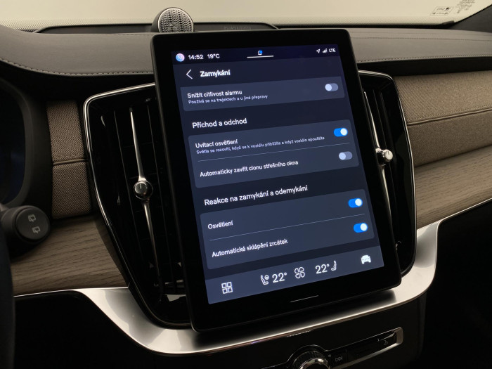 Volvo XC90 T8 AWD RECHARGE REZERVACE