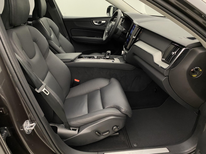 Volvo XC60 B4 AWD PLUS DARK AUT 1.maj