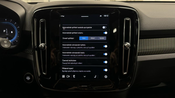 Volvo XC40 B3 ULTIMATE DARK REZERVACE