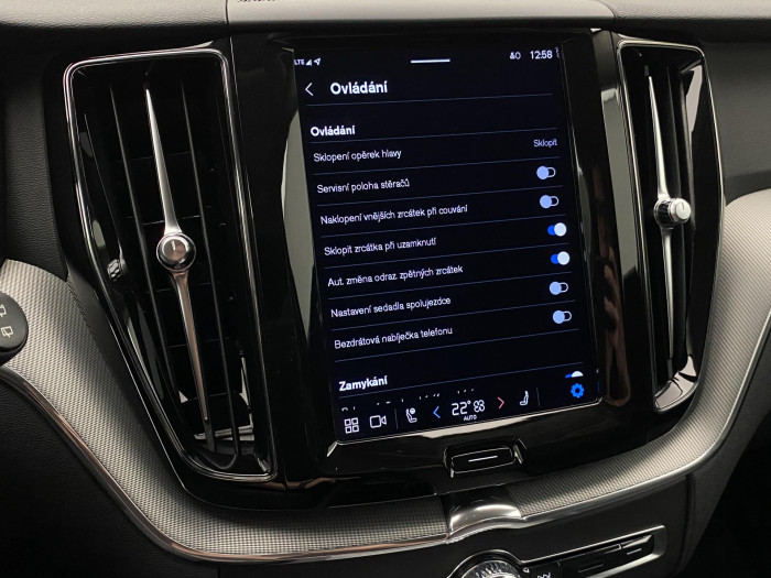 Volvo XC60 B4 AWD R-DESIGN REZERVACE