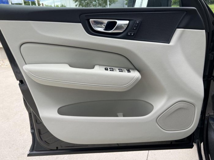 Volvo XC60 B4 PLUS BRIGHT Aut REZERVACE