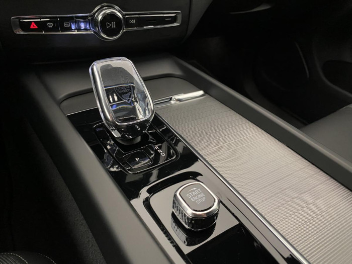 Volvo XC60 B4 AWD R-DESIGN AUT REZERVACE