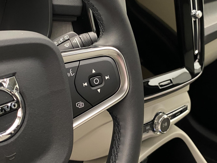 Volvo XC40 B4 DARK PLUS REZERVACE