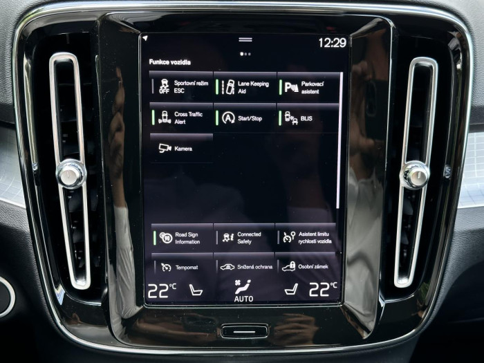 Volvo XC40 B4 AWD MOMENTUM ADVANCED 1.maj 2.0 Momentum