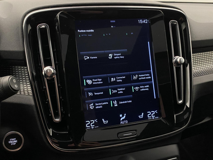 Volvo XC40 T4 AWD R-DESIGN REZERVACE