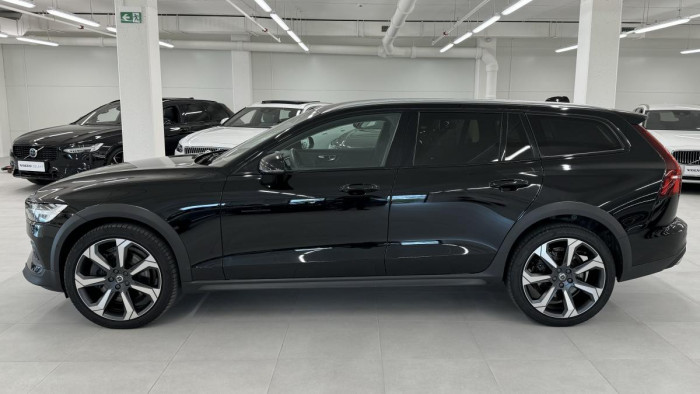 Volvo V60 B4 CROSS COUNTRY REZERVACE