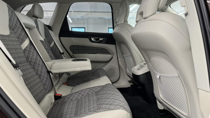 Volvo XC60 T5 AWD MOMENTUM REZERVACE 2.0 Momentum