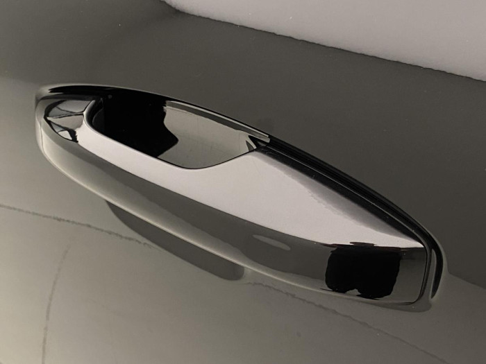 Volvo XC40 B4 R-DESIGN AUT REZERVACE