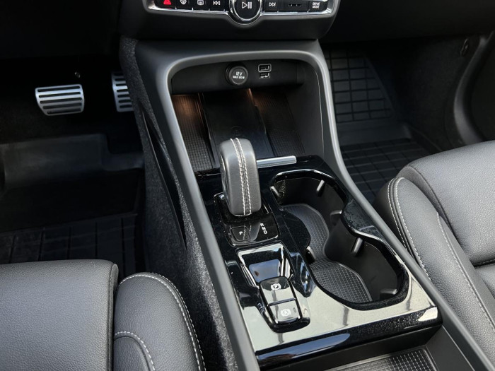 Volvo XC40 T5 R-DESIGN RECHARGE REZERVACE