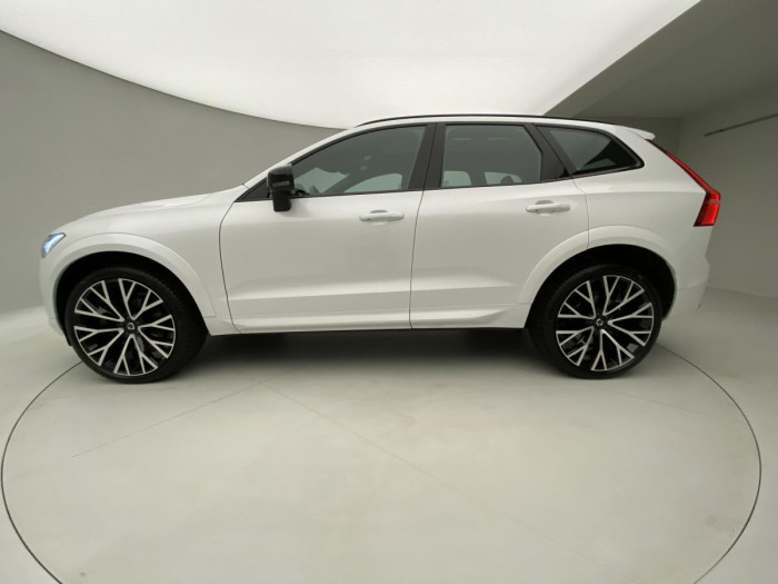 Volvo XC60 B5 AWD R-DESIGN AUT REZERVACE