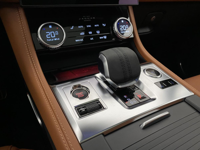 Jaguar F-Pace D200 AWD R-DYNAMIC REZERVACE 2.0 d Dynamic