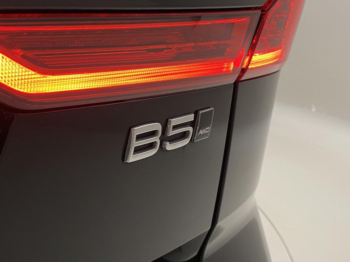 Volvo XC60 B5 AWD R-DESIGN REZERVACE