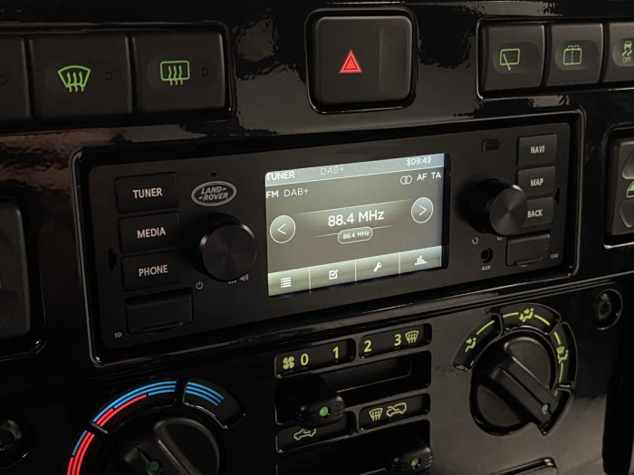 Land Rover Defender WORKS V8 TROPHY II 1 z 25 5.0 V8