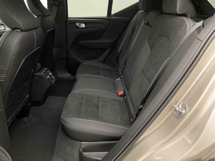 Volvo XC40 B4 AWD PLUS BRIGHT REZERVACE 2.0 Plus