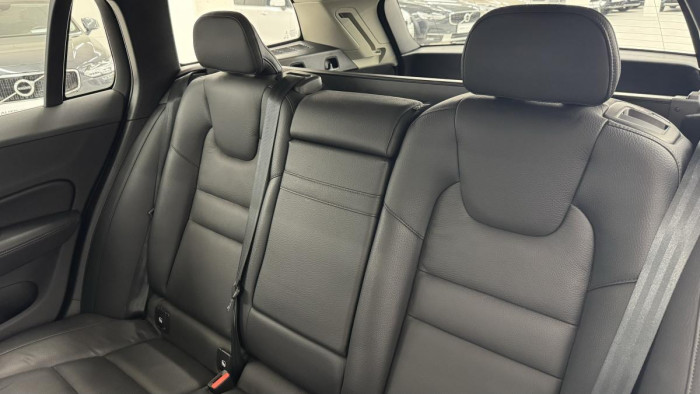 Volvo V60 B4 MOMENTUM AUT REZERVACE 2.0 Momentum