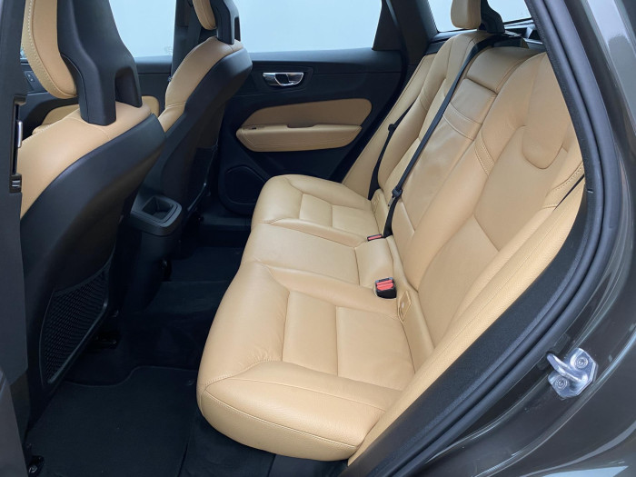 Volvo XC60 T5 AWD MOMENTUM AUT CZ 2.0 Momentum