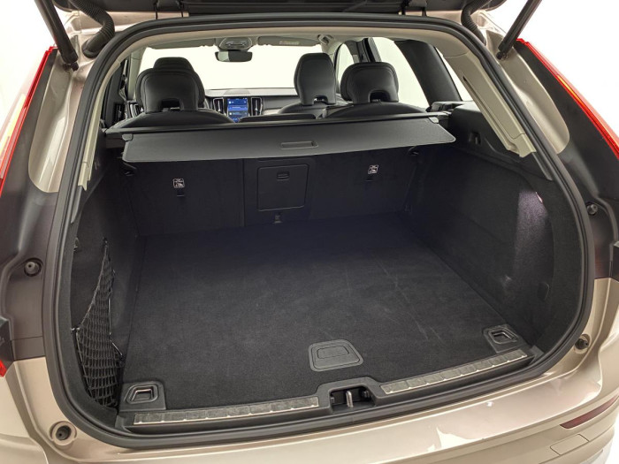 Volvo XC60 B4 AWD PLUS AUT CZ REZERVACE
