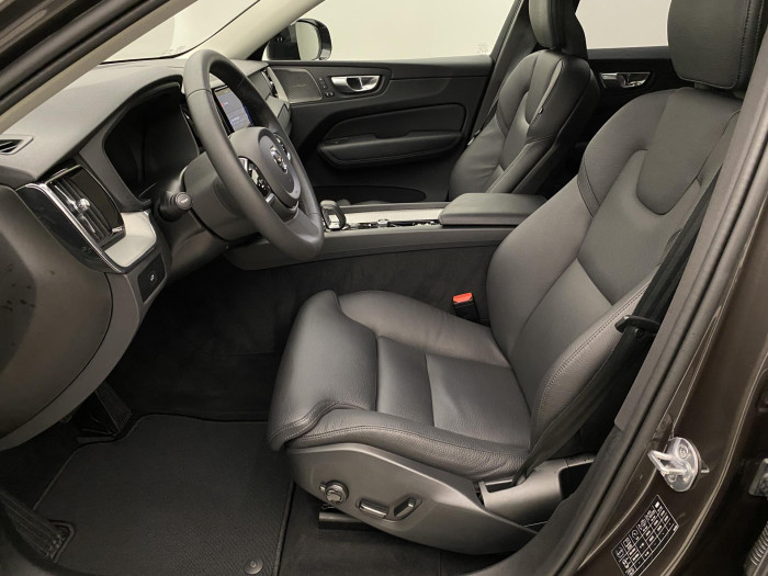 Volvo XC60 B4 AWD PLUS DARK AUT 1.maj