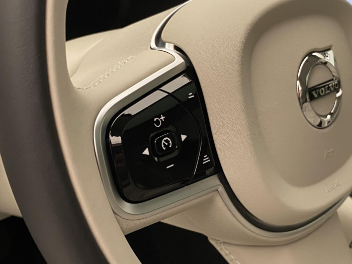 Volvo V90 T8 AWD Plug-in DARK ULTRA