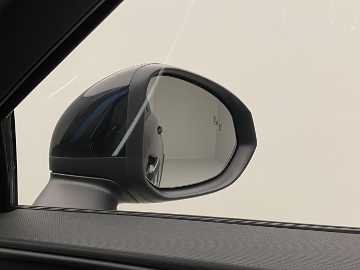 Lynk & Co 01 PHEV DCT AUT 1.maj REZERVACE