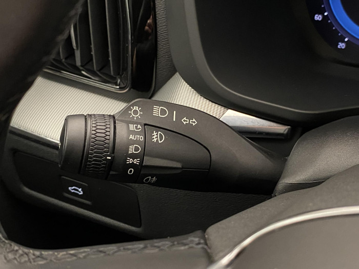 Volvo XC60 B4 AWD R-DESIGN REZERVACE