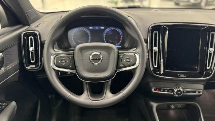 Volvo XC40 B4 MOMENTUM REZERVACE 2.0 Momentum