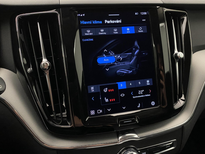 Volvo XC60 B4 AWD R-DESIGN REZERVACE