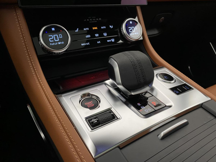 Jaguar F-Pace D300 R-DYNAMIC SE REZERVACE 3.0 d Dynamic SE