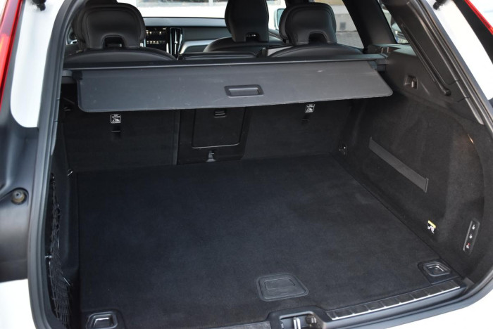Volvo XC60 D4 AWD R-DESIGN AUT REZERVACE 2.0 d