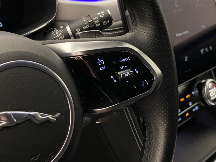 Jaguar F-Pace D200 AWD R-DYNAMIC  REZERVACE 2.0 d Dynamic